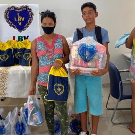 Doação do kit: cesta básica, itens de limpeza e material escolar